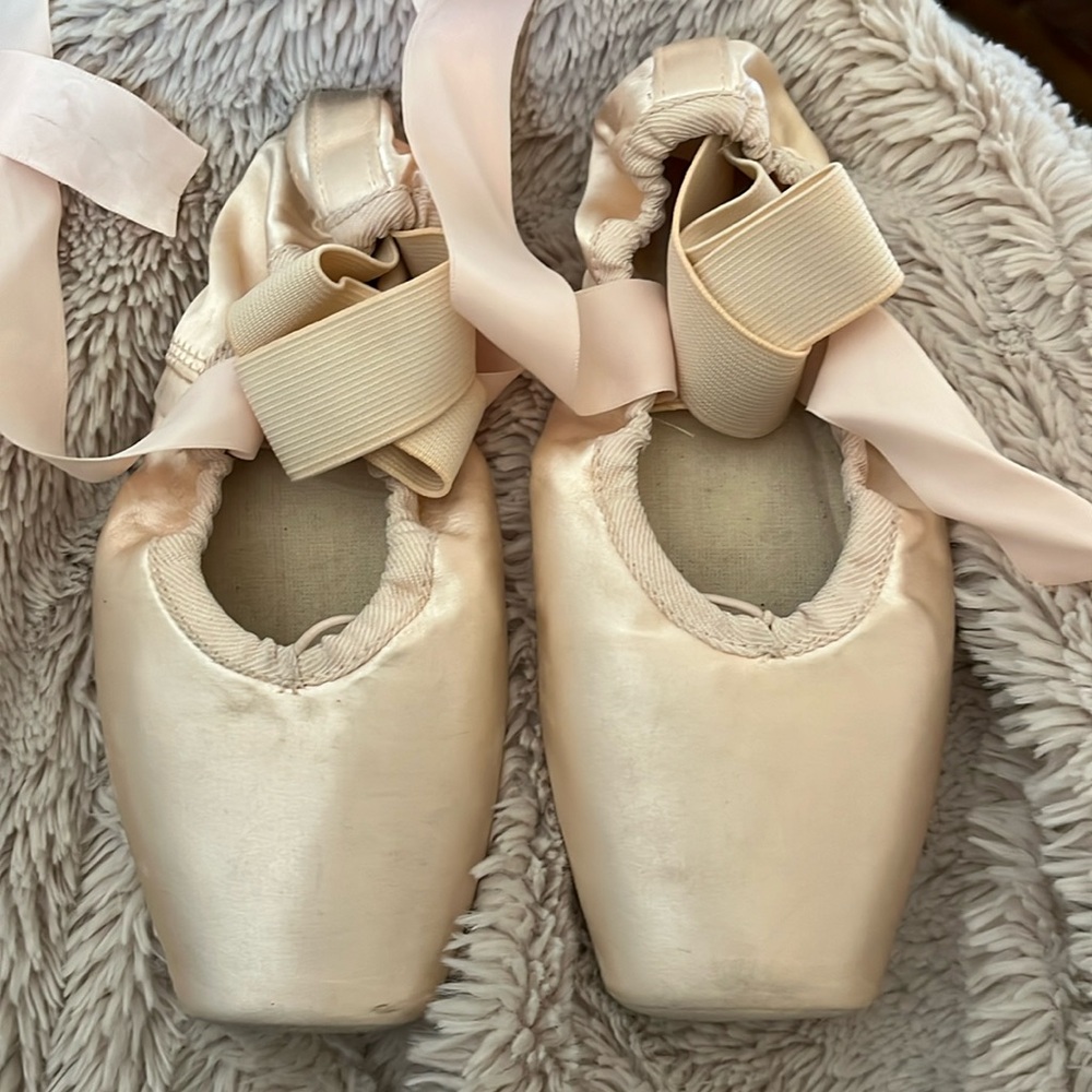 R Class Pointe Shoes